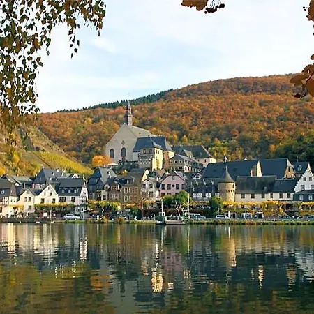 فندق Haus Burg Metternich